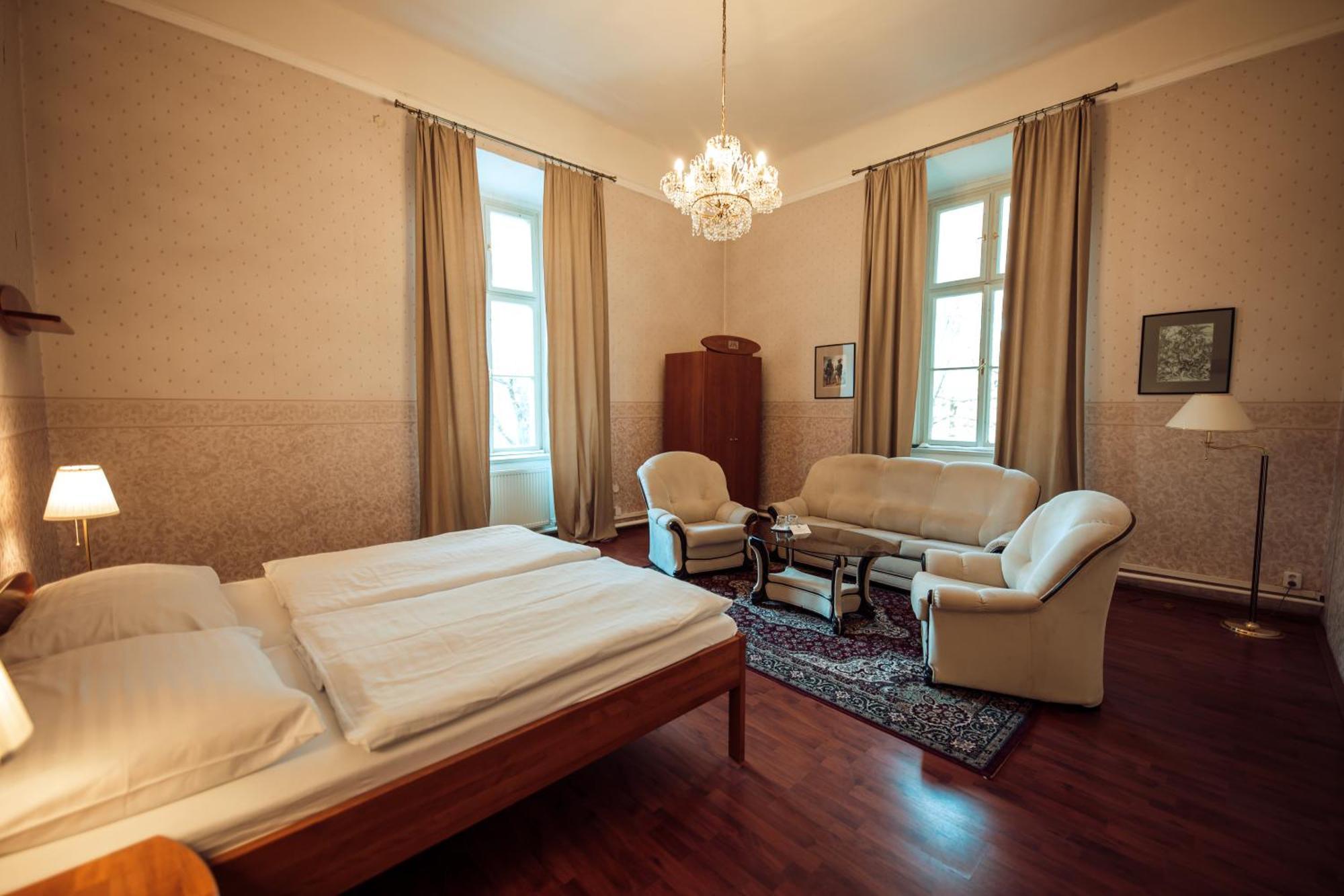 Hotel Kastiel Mojmírovce Extérieur photo